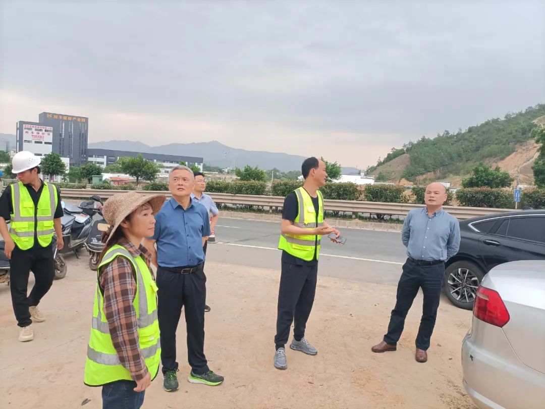 市公路发展中心刘自田一行深入龙翔公司承建的项目工地调研